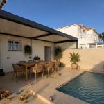 Pérgola bioclimática junto a piscina y comedor exterior en la Costa del Sol