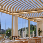 Pérgola bioclimática modular con iluminación LED en terraza de restaurante