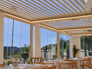 Pérgola bioclimática modular con iluminación LED en terraza de restaurante