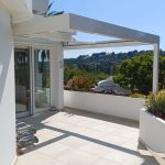 Bioclimatic pergola installation integrated into a terrace project in Marbella