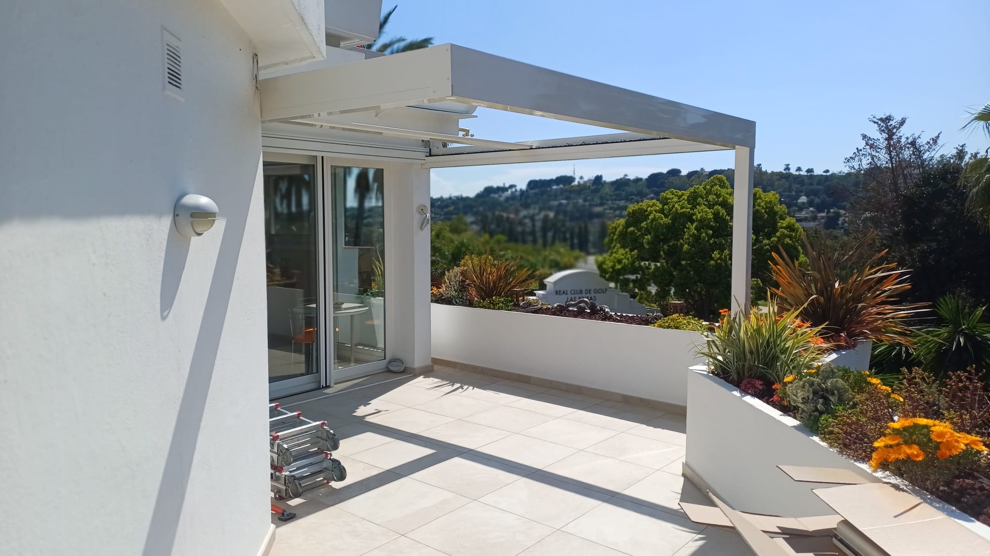 Bioclimatic pergola installation integrated into a terrace project in Marbella